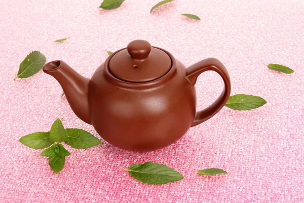 Teekanne mit grünem Tee mit Minze — Stockfoto