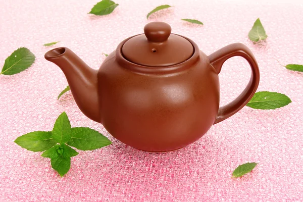 Чайник с зеленым чаем с мятой — стоковое фото