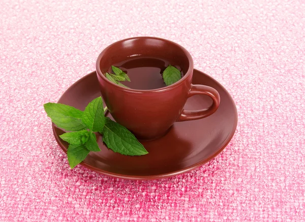 Taza de té verde en el platillo con menta —  Fotos de Stock