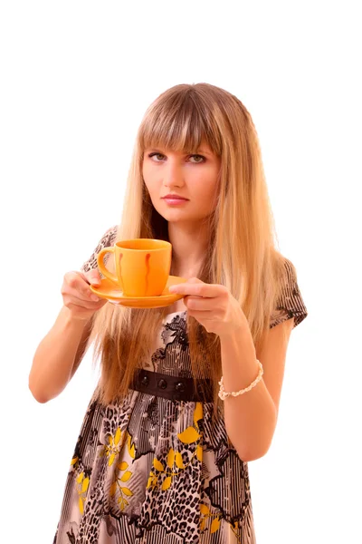 Mujer joven beber té de la taza aislada en blanco —  Fotos de Stock