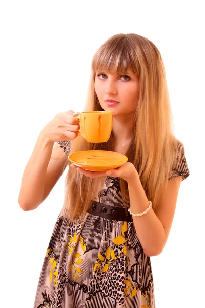 Mujer joven beber té de la taza aislada en blanco —  Fotos de Stock
