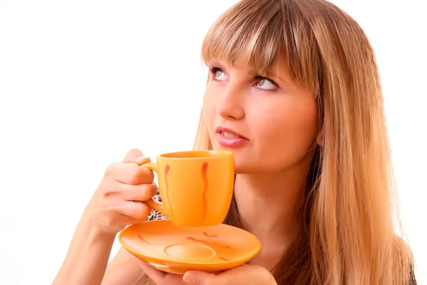 Jonge vrouw drinken thee vanaf cup geïsoleerd op wit — Stockfoto