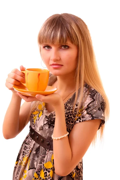 Молодая женщина пить чай из чашки изолированы на белом — стоковое фото