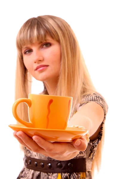 Giovane donna bere il tè da tazza isolata su bianco — Foto Stock