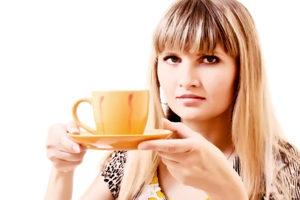 Jonge vrouw drinken thee vanaf cup geïsoleerd op wit — Stockfoto