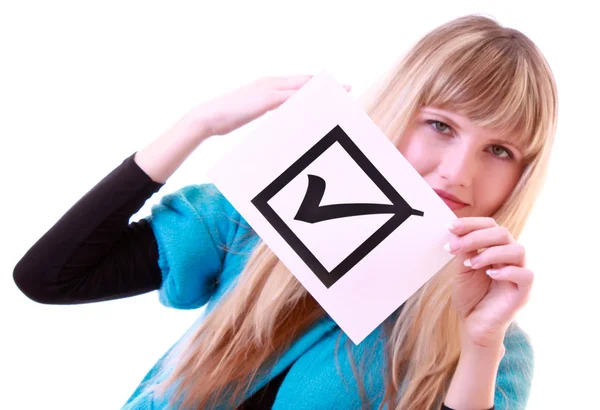 Ung kvinna med kontrollera symbolen isolerad på vit — Stockfoto