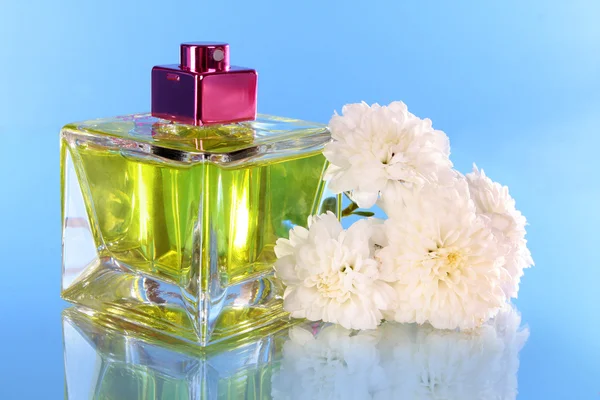 Frasco de perfume no fundo azul — Fotografia de Stock