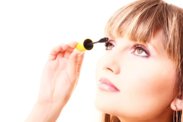Junge Frau Make-up ihre Wimpern isoliert auf weiß — Stockfoto