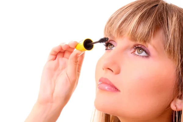 Junge Frau Make-up ihre Wimpern isoliert auf weiß — Stockfoto