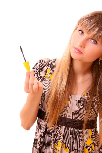Genç kadın üzerinde beyaz izole onun kirpik makyaj — Stok fotoğraf