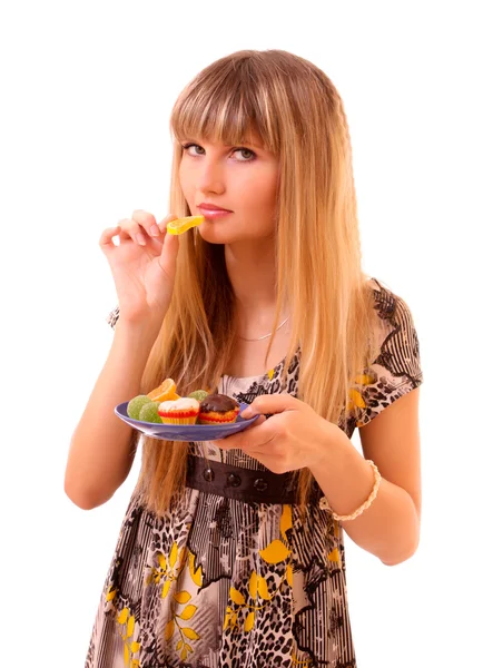 Молода дівчина їсть фруктове желе ізольовано на білому — стокове фото