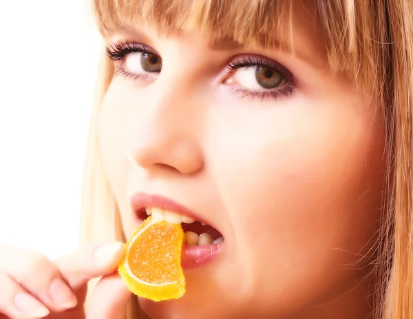 Chica joven come jalea de fruta aislada en blanco — Foto de Stock