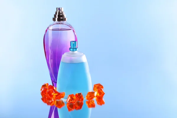 Butelka perfum na niebieskim tle — Zdjęcie stockowe