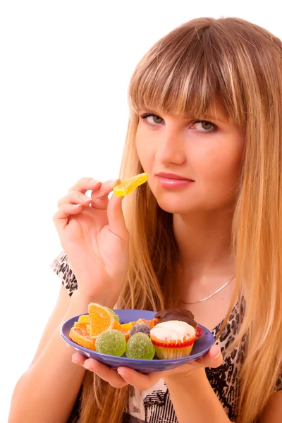 Молодая девушка ест фруктовое желе изолированы на белом — стоковое фото