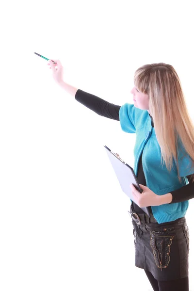 Девушка показывает что-то с ручкой — стоковое фото