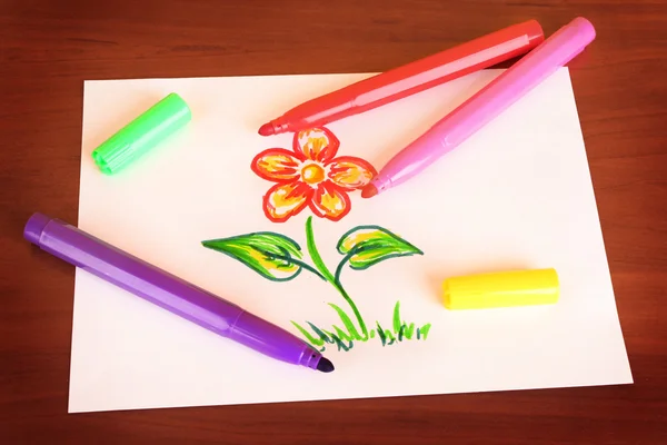 Gyermek rajz és tollak az asztalon — Stock Fotó