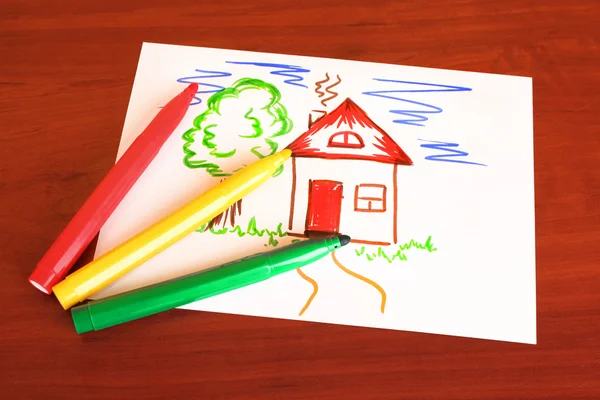 Desenho de criança e canetas na mesa — Fotografia de Stock