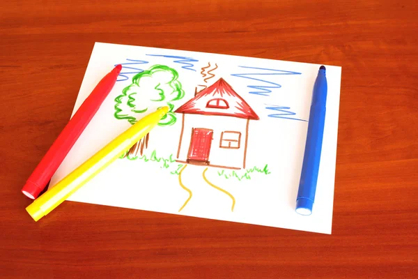 Barns teckning och pennor på bordet — Stockfoto