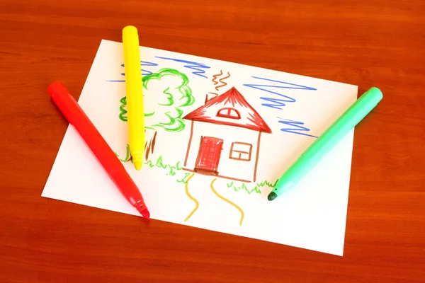 Kreslení a pera na stole dítěte — Stock fotografie