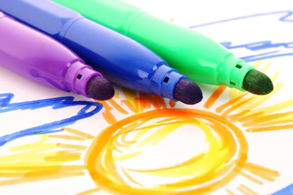 ภาพวาดและปากกาของเด็กบนโต๊ะ — ภาพถ่ายสต็อก