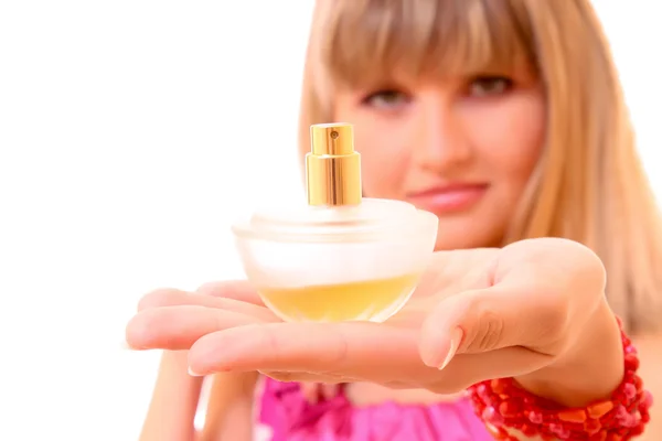 Ung kvinna med parfymflaska — Stockfoto