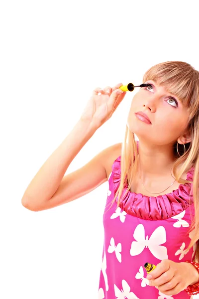 Junge Frau Make-up mit Wimperntusche isoliert auf weiß — Stockfoto