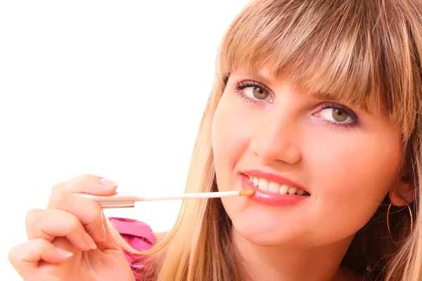 Красивая молодая девушка, делающая лицо губной помадой — стоковое фото