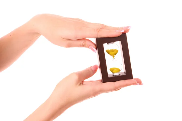 Kvinnliga händerna håller en sand-glas med sand av gyllene färg — Stockfoto