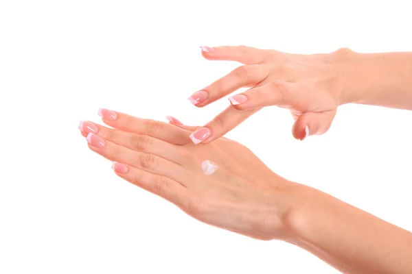 Gros plan de belles mains féminines appliquant de la crème pour les mains — Photo