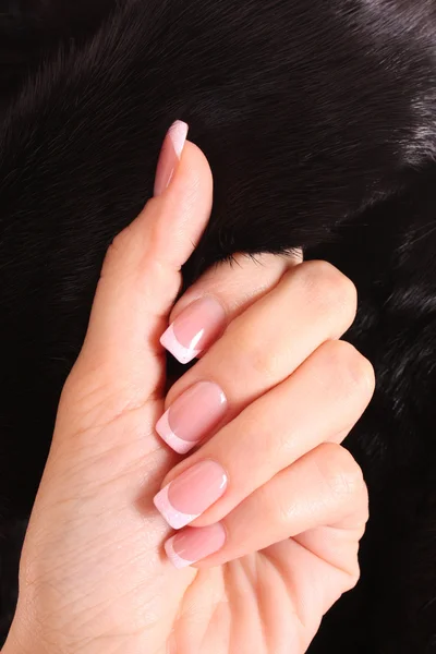 Kvinna händer med vackra naglar på mink päls bakgrund — Stockfoto