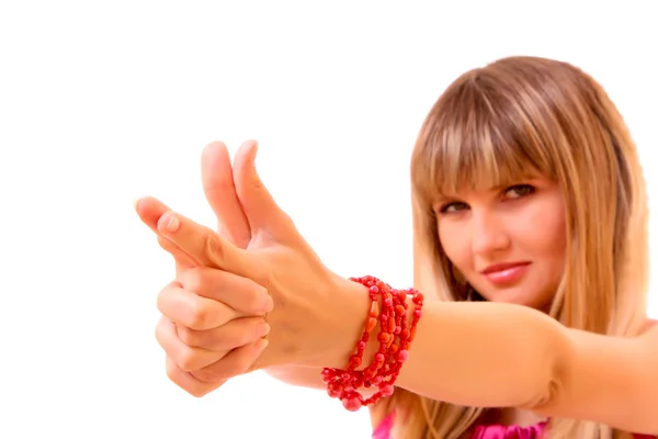 Giovane donna con le mani in forma di pistola isolata su bianco — Foto Stock