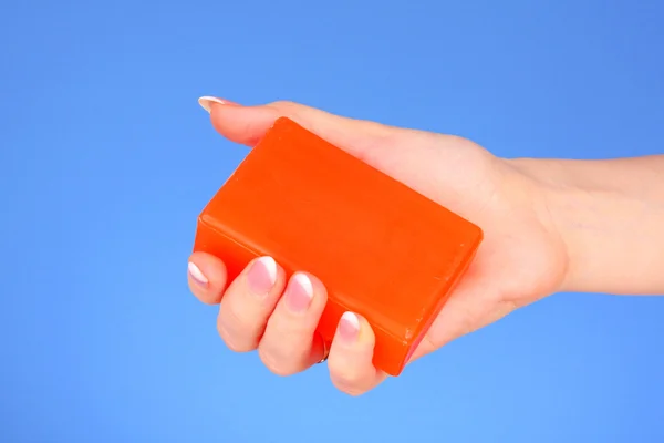 Mýdlo v ruce na modrém pozadí — Stock fotografie