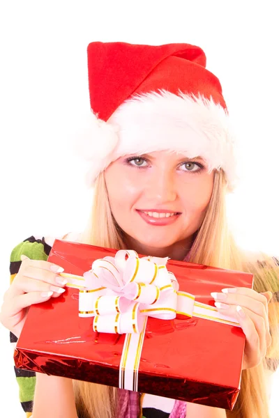 Junge Frau mit Weihnachtsmütze und Geschenk isoliert auf weiß — Stockfoto