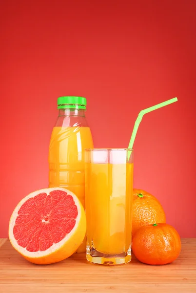 水果和果汁与眼镜 — 图库照片