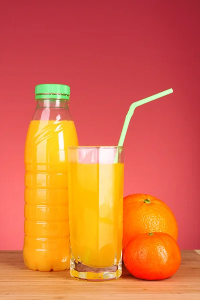 新鲜橙子和果汁 — 图库照片