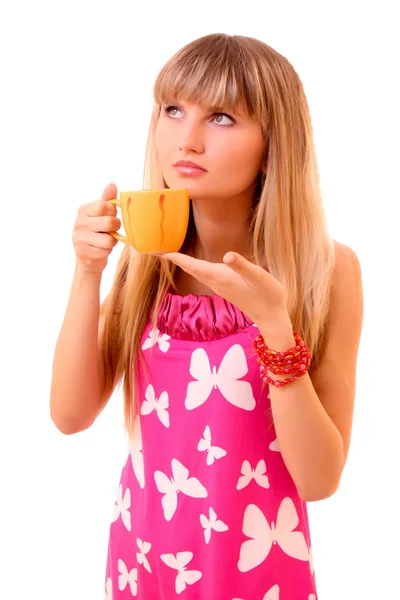 Genç kadın üzerinde beyaz izole fincan çay içmek — Stok fotoğraf