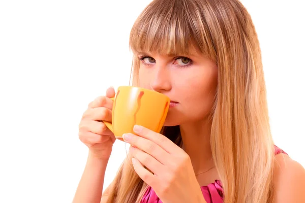 Genç kadın üzerinde beyaz izole fincan çay içmek — Stok fotoğraf