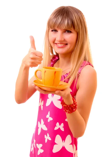 Jovem menina polegares para cima com xícara de chá isolado no branco — Fotografia de Stock