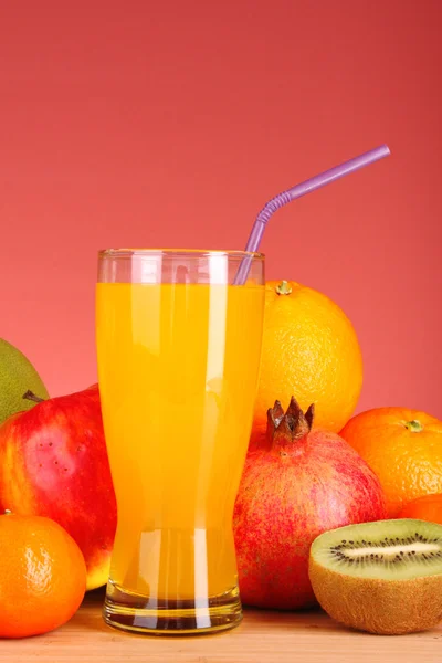 Frascos de jugo con frutas maduras sobre fondo amarillo — Foto de Stock