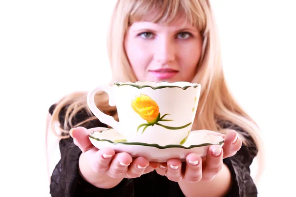 Frau gibt eine Tasse Tee isoliert auf weiß — Stockfoto