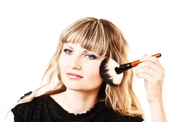 Belle jeune femme appliquant maquillage avec brosse — Photo
