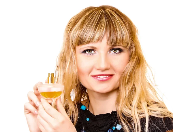 Mujer joven con una botella de perfume aislado en blanco —  Fotos de Stock