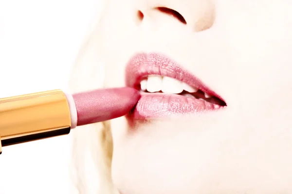 립스틱과 그녀의 입술을 만드는 아름 다운 젊은 여자 — 스톡 사진