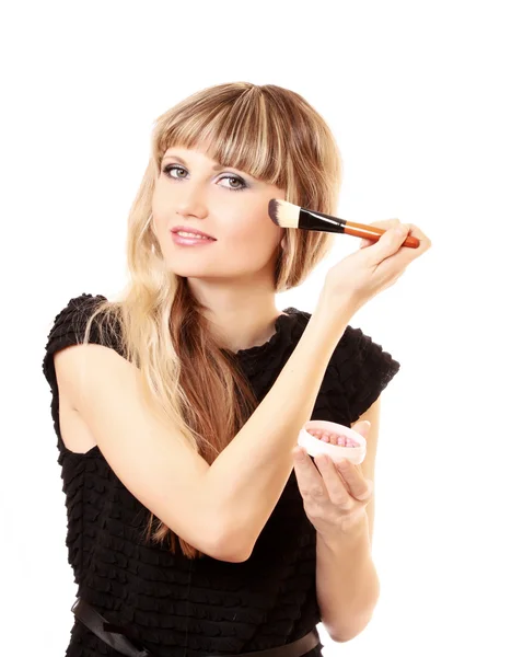 Krásná mladá žena použití make-up štětcem izolovaných na wh — Stock fotografie