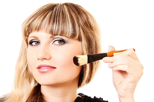 Mooie jonge vrouw toepassing van make-up met borstel — Stockfoto