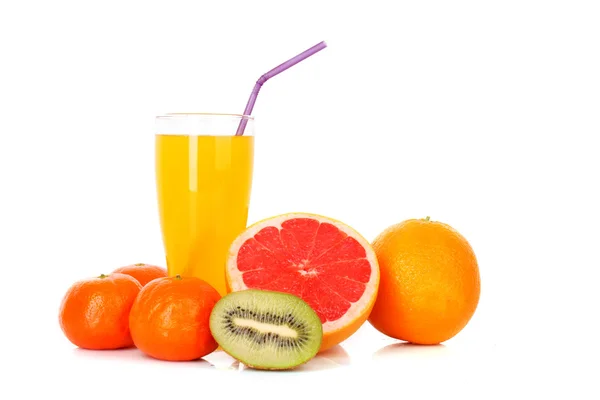 オレンジ ジュース、白で隔離される柑橘系の果物 — ストック写真