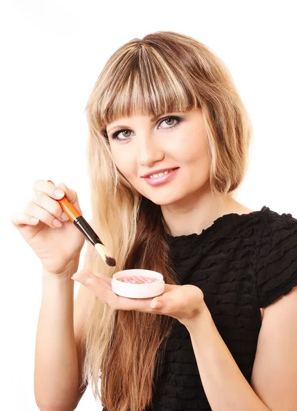 Красивая молодая женщина наносит макияж с кистью — стоковое фото