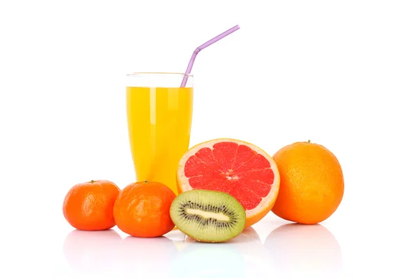 Succo d'arancia e agrumi isolati su bianco — Foto Stock