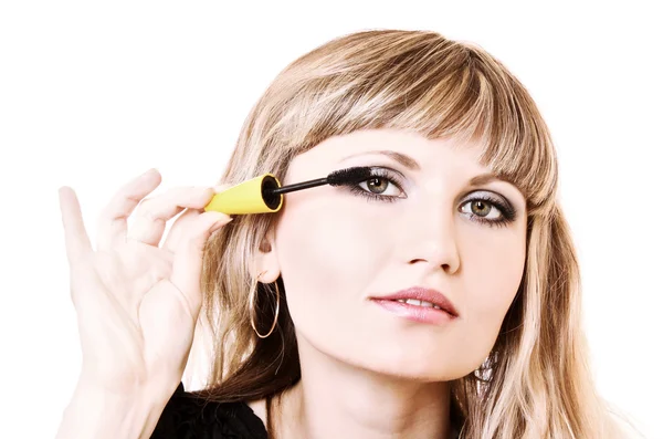 Junge Frau Make-up mit Wimperntusche isoliert auf weiß — Stockfoto