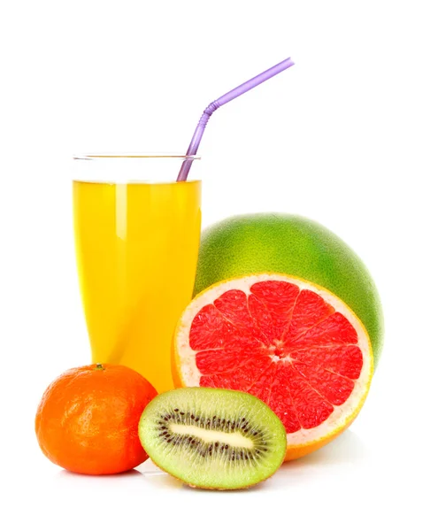 Orangensaft und Zitrusfrüchte isoliert auf weiß — Stockfoto